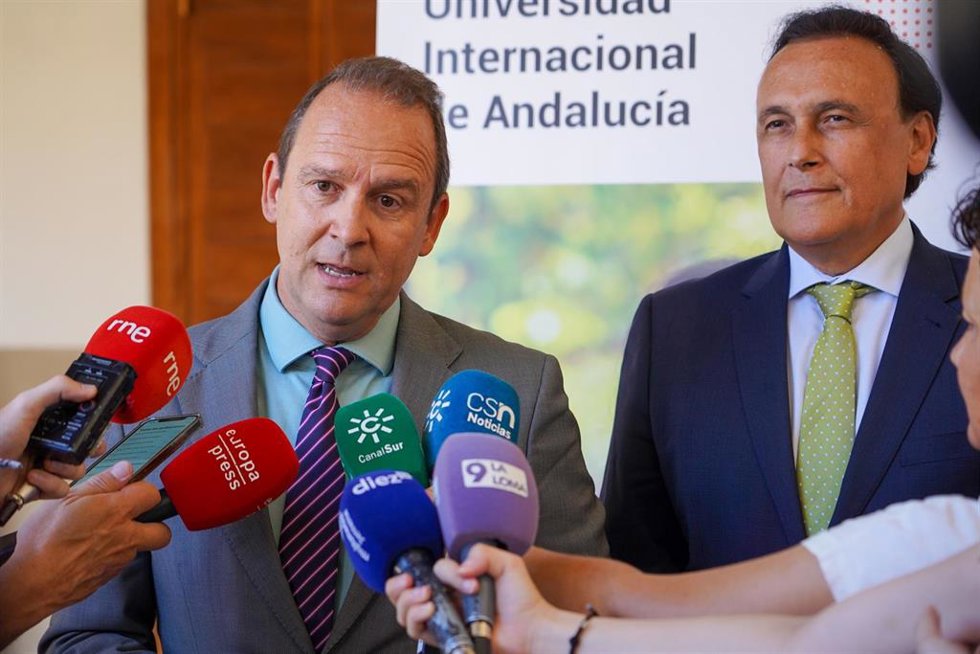 El rector de la Universidad Internacional de Andalucía (UNIA), José Ignacio García, junto al consejero de Universidad, Investigación e Innovación de la Junta de Andalucía, José Carlos Gómez Villamandos, en una foto de archivo.