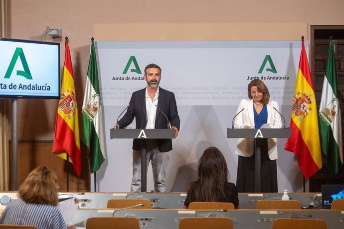 El consejero de Sostenibilidad, Medio Ambiente y Economía Azul y portavoz del Gobierno, Ramón Fernández-Pacheco, juno a la consejera de Agricultura, Agua y Desarrollo Rural Carmen Crespo Díaz, durante la rueda de prensa en el Palacio de San Telmo. A 29 