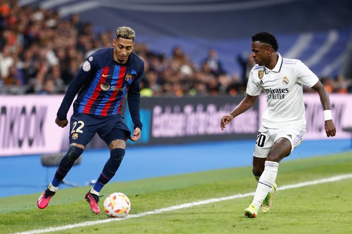Archivo - Raphinha Dias Belloli of FC Barcelona and Vinicius Junior of Real Madrid in action during the Spanish Cup, Copa del Rey, Semi Finals football match played between Real Madrid and FC Barcelona at Santiago Bernabeu stadium on March 02, 2023, in 