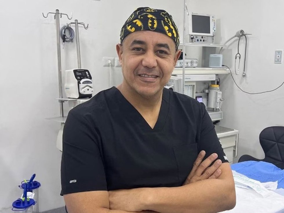 Archivo - Edwin Arrieta en una de sus consultas.