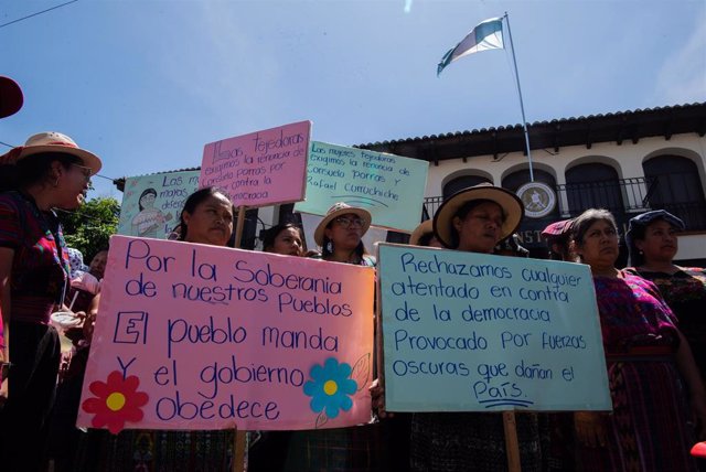 El Movimiento Nacional de Tejedoras frente a la Corte de Constitucionalidad (CC) de Guatemala apelan el amparo presentado por la fiscal general, Consuelo Porras, que busca frenar manifestaciones