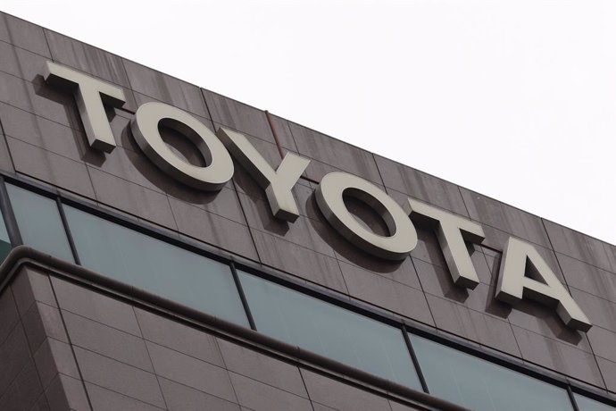 Archivo - 12 May 2021, Japan, Tokyo: A logo of Toyota on display outside its headquarters in Tokyo. Toyota Motor Corp projects net profit for the current financial year will increase 2.4 per cent year-on-year to 2.3 trillion yen (21.1 billion dollars) d