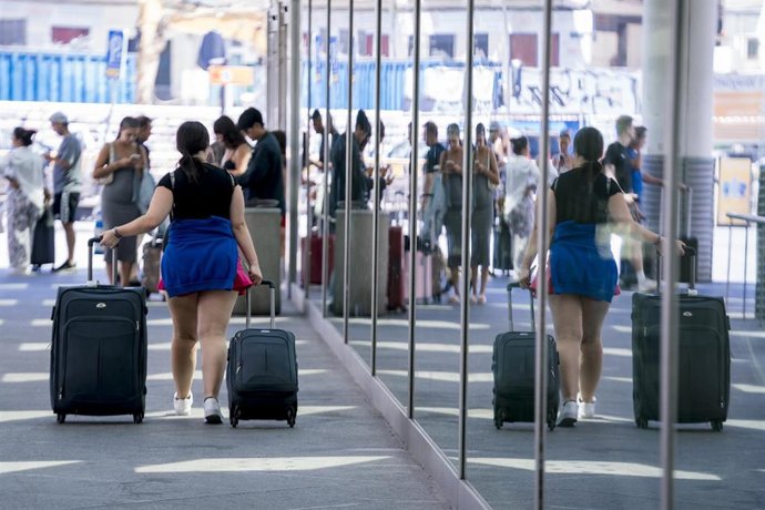 Una persona con maletas en la estación de Atocha-Almudena Grandes, a 11 de agosto de 2023, en Madrid (España).