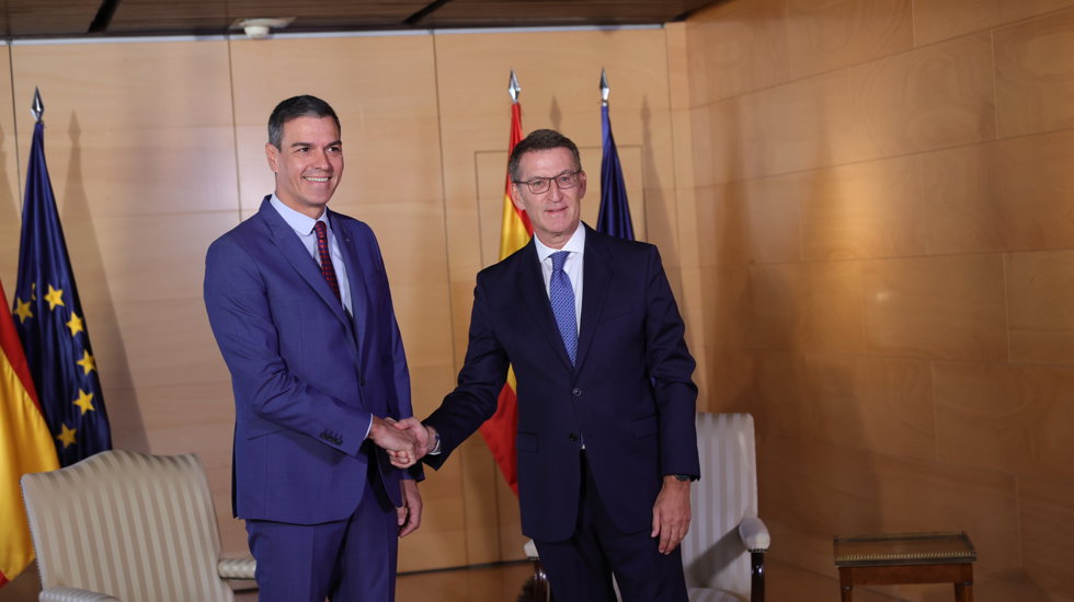El presidente del Gobierno en funciones y líder del PSOE, Pedro Sánchez (i) y el presidente del PP, Alberto Núñez Feijóo (d), se saludan, a su llegada a una reunión en el Congreso de los Diputados.