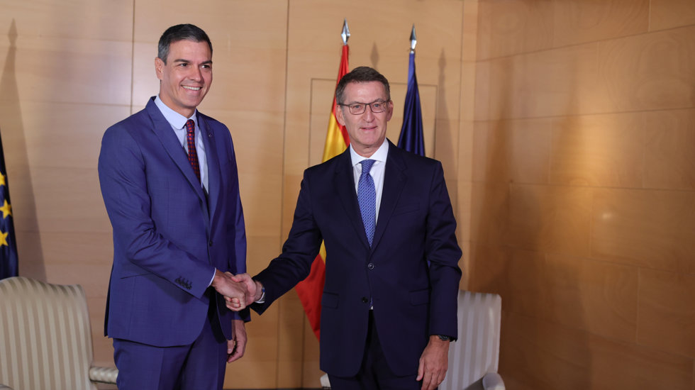 El presidente del Gobierno en funciones y líder del PSOE, Pedro Sánchez (i) y el presidente del PP, Alberto Núñez Feijóo (d), se saludan, a su llegada a una reunión en el Congreso de los Diputados.