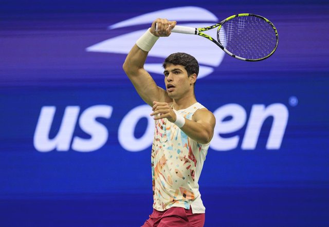 29 August 2023, US, New York: Spanish tennis player Carlos Alcaraz in action against Germany's Dominik Koepfer during their Men's Singles First Round match on Day Two of the 2023 US Open at the USTA Billie Jean King National Tennis Center. Photo: Javier R