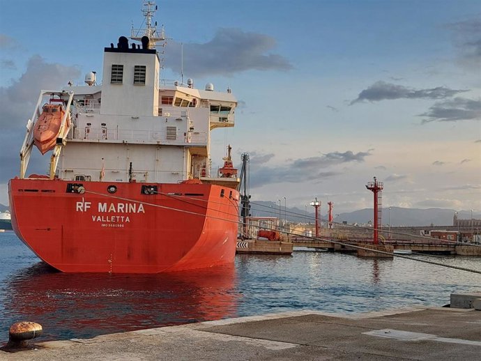 Petrolero 'Marina' desacargando combustible en el Puerto de Palma.