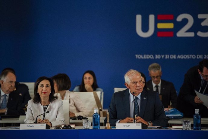 El Alto Representante para Política Exterior de la UE, Josep Borrell, y la ministra de Defensa en funciones, Margarita Robles