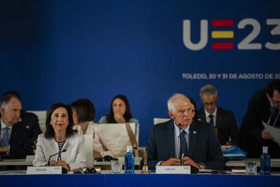 El Alto Representante para Política Exterior de la UE, Josep Borrell, y la ministra de Defensa en funciones, Margarita Robles