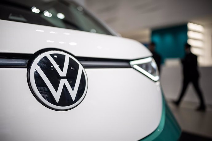 Archivo - FILED - 14 March 2023, Berlin: The VW logo on an I.D. Buzz is seen before the Volkswagen AG annual press conference. The shortage of semiconductors has hit Europe's largest carmaker Volkswagen hard since the end of 2020, but now the German com