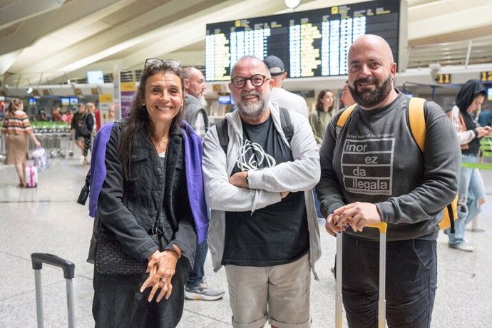 Nerea Melgosa y Xabier Legarreta en el Aeropuerto de Bilbao antes de viajar a Lesbos