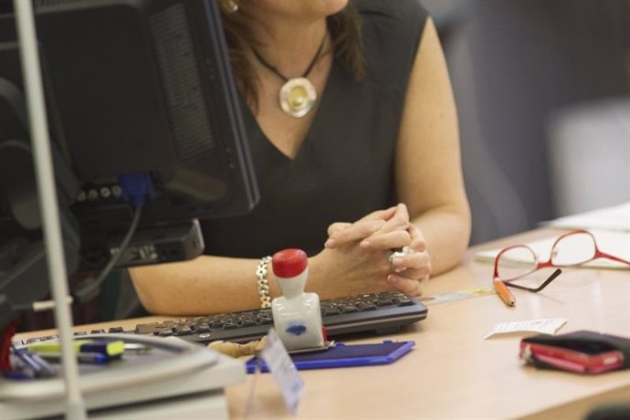 Archivo - Una mujer trabajando en una oficina