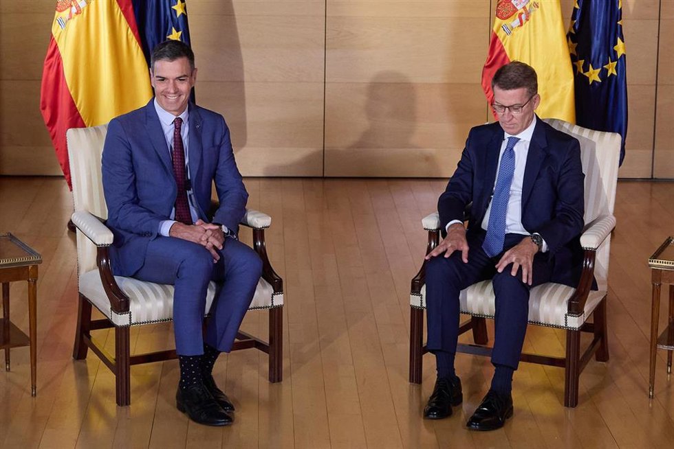 El presidente del Gobierno en funciones y líder del PSOE, Pedro Sánchez (i) y el presidente del PP, Alberto Núñez Feijóo (d), en su reunión en el Congreso de los Diputados