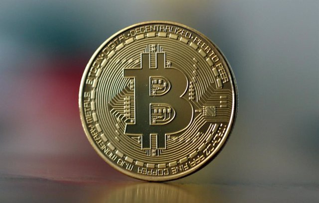 Archivo - FILED - 09 February 2018, North Rhine-Westphalia, Dortmund: A Bitcoin coin stands on a table. Photo: Ina Fassbender/dpa