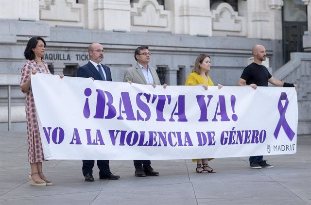 Concentración en el Ayuntamiento de Madrid por el asesinato machista de una mujer en Moratalaz el pasado 22 de agosto. 