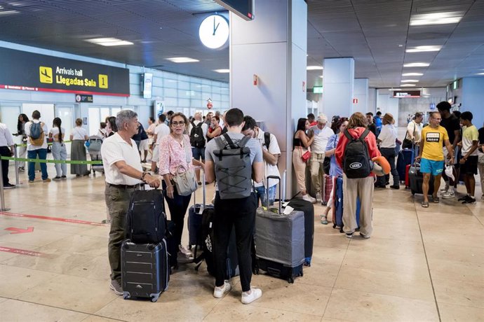 Llegada de pasajeros a la terminal 1 del aeropuerto Adolfo Suárez Madrid-Barajas, a 14 de agosto de 2023, en Madrid (España).