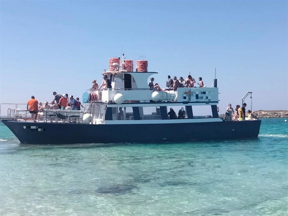 Embarcación de una empresa que desembarcaba turistas en el islote de s'Espalmador en Formentera.