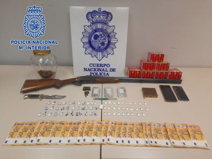 La Policía Nacional Detiene A Un Hombre Por Tenencia Ilícita De Armas Y Utilizar Su Vivienda Para Almacenar Y Traficar Con Cocaína Que Ocultaba En Las Tuberías De Riego