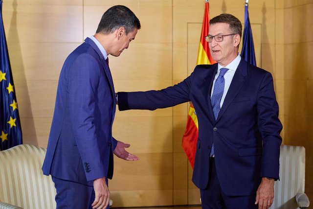 El president del Govern en funcions i líder del PSOE, Pedro Sánchez (i) i el president del PP, Alberto Núñez Feijóo (d), se saluden a la seva arribada a una reunió al Congrés dels Diputats, a 30 d'agost de 2023, a Madrid (Espanya). Segons fonts 