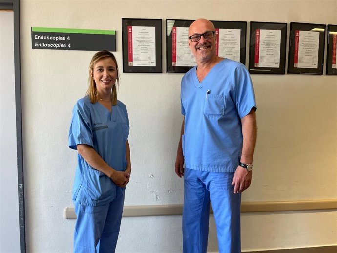 Imagen de los investigadores Rodrigo Jover y Carolina Mangas, del servicio de Medicina Digestiva del Hospital Dr. Balmis de Alicante.
