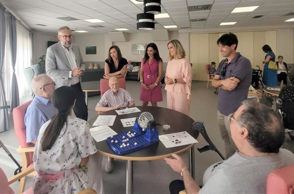 La Consejera En Funciones De Política Social, Familias E Igualdad, Conchita Ruiz, Junto Con El Alcalde De Santomera, Víctor Martínez, Durante Su Visita A La Residencia Sergesa