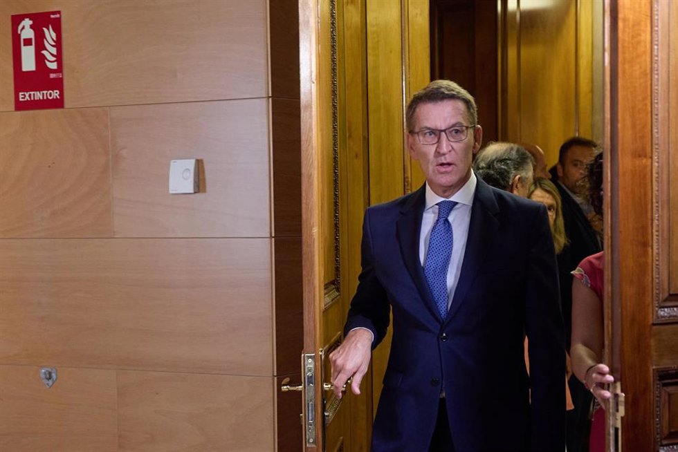 El presidente del PP, Alberto Núñez Feijóo, a su llegada a una reunión con el presidente del Gobierno