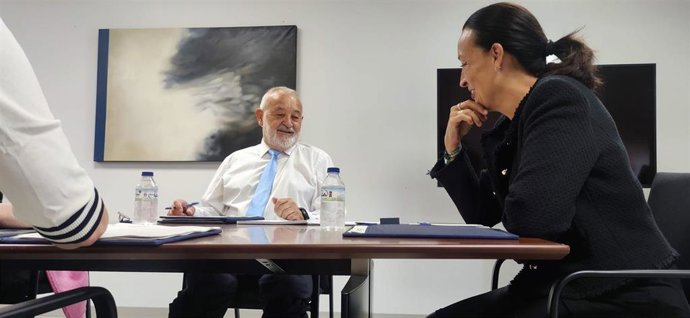 La consejera de Bienestar Social y Familia, Carmen Susín, ha presidido la reunión del Consejo Aragonés de Adopción.