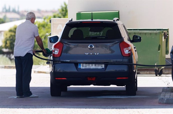 Archivo - Una persona reposta en una gasolinera, a 14 de julio de 2023, en Madrid (España). El viernes arranca con una nueva subida en el precio de la gasolina y el diésel tras una semana a la baja. El precio de la gasolina se ha encarecido un 0,12% y e