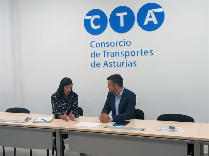 La directora general de Transportes y Movilidad de Navarra, Berta Miranda, y el viceconsejero de Infraestructuras, Movilidad y Territorio, Jorge García.