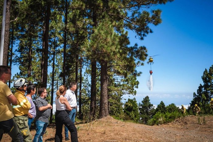 Un helicóptero del servicio contra incendios del Cabildo de Tenerife