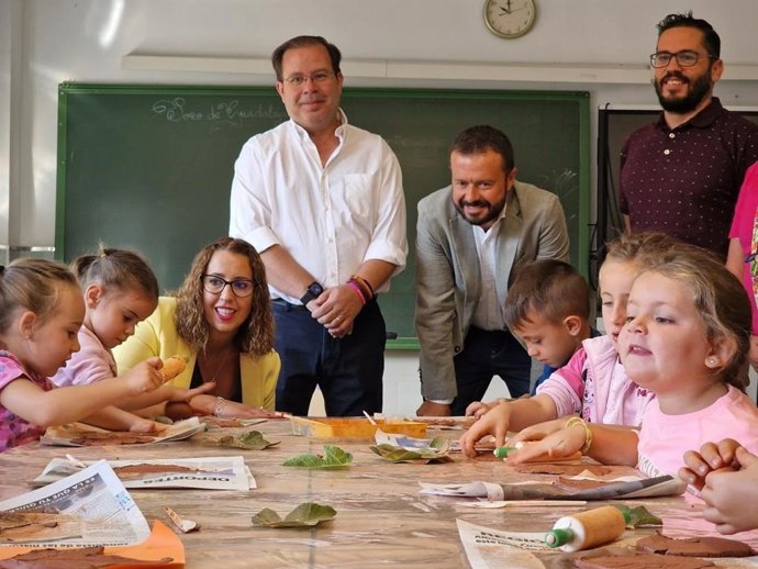 La consejera de Igualdad, Sara Simón, visita un campamento de verano en Pozo de Guadalajara.