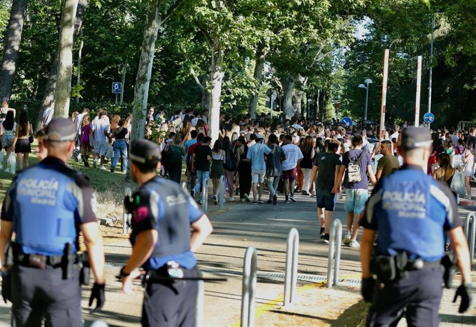 Archivo - Varios policías controlan la multitud de estudiantes tras finalizar las pruebas de la EvAU