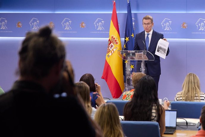 El presidente del PP, Alberto Núñez Feijóo, durante una rueda de prensa tras la reunión con el presidente del Gobierno en funciones y líder del PSOE, en el Congreso de los Diputados, a 30 de agosto de 2023, en Madrid (España). Feijóo ha ofrecido a Sánchez