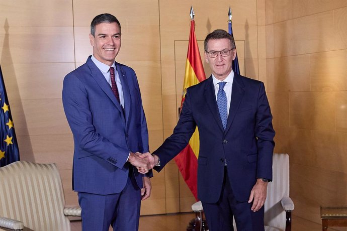 El presidente del Gobierno en funciones y líder del PSOE, Pedro Sánchez (i) y el presidente del PP, Alberto Núñez Feijóo (d), se saludan a su llegada a una reunión en el Congreso de los Diputados, a 30 de agosto de 2023, en Madrid (España). Según fuentes 