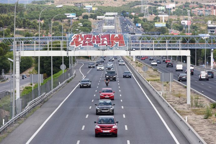 Varios coches circulan en la autovía A-3, a 15 de agosto de 2023, en Madrid