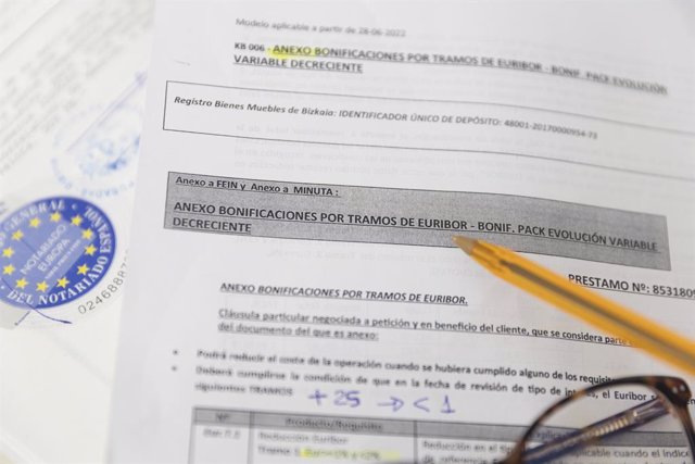 Archivo - Documentación para la firma de una hipoteca, a 15 de marzo de 2023, en Madrid (España).