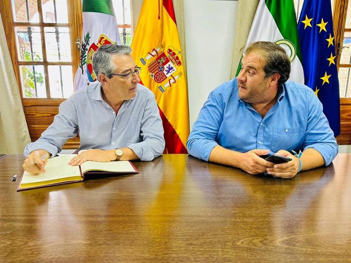 El presidente de la Diputación, Francisco Salado, junto al alcalde de Ardales, Alberto Naranjo.