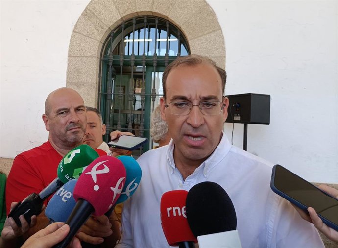 El alcalde de Cáceres, Rafael Mateos, atiende a los medios por los casos de legionela que han surgido en la ciudad