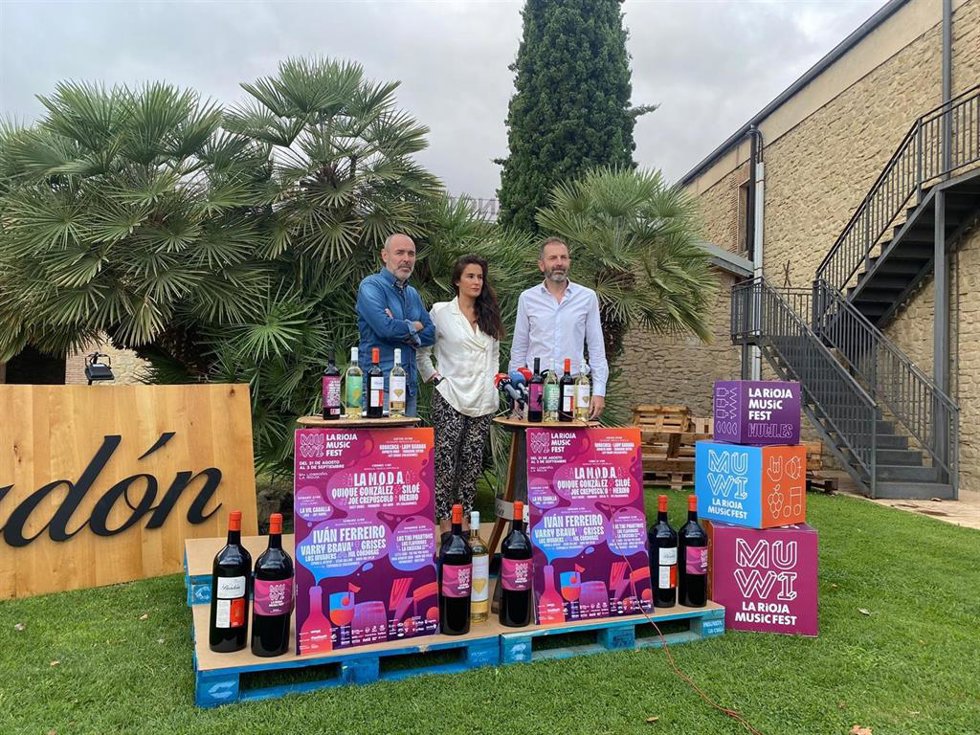 Los promotores del festival, José L. Pancorbo y Rafa Bezares, y la directora de Marketing y Comunicación de Bodegas Franco-Españolas, Ana Gómez de Segura.