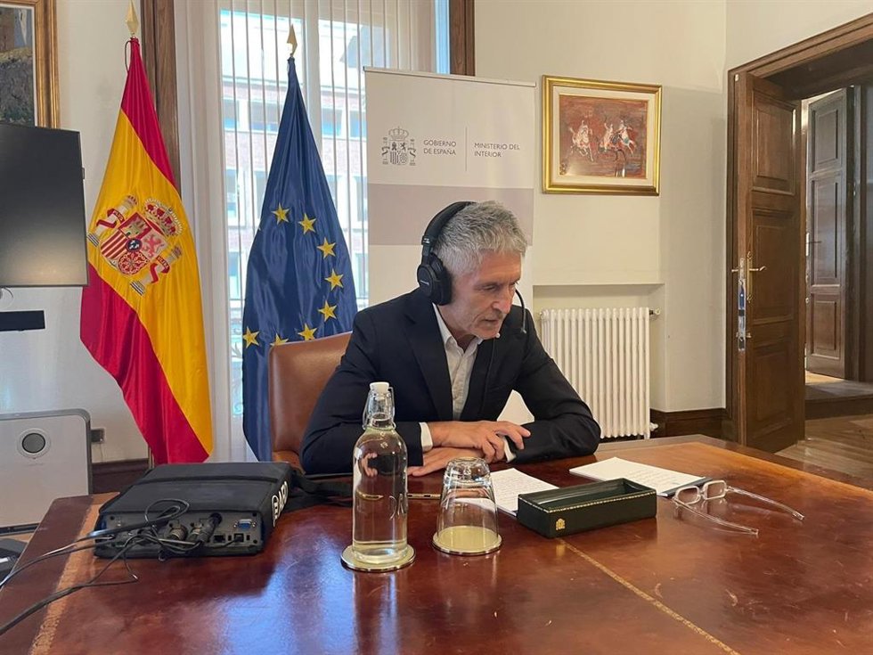 El ministro del Interior, Fernando Grande-Marlaska, conversa con el comandante de la patrulla 'Río Tajo'