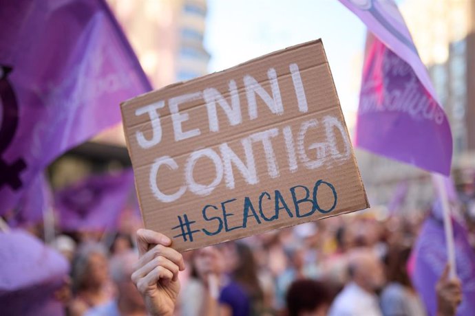 Decenas de personas durante una concentración en apoyo a las campeonas del mundo para reivindicar un deporte libre de violencias machistas, Madrid, foto de archivo