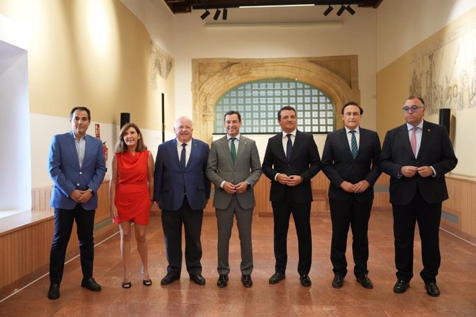 Juanma Moreno (centro) con el presidente del Parlamento Andaluz, el alcalde de Córdoba y los consejeros en la inauguración del Palacio de Congresos y Exposiciones.