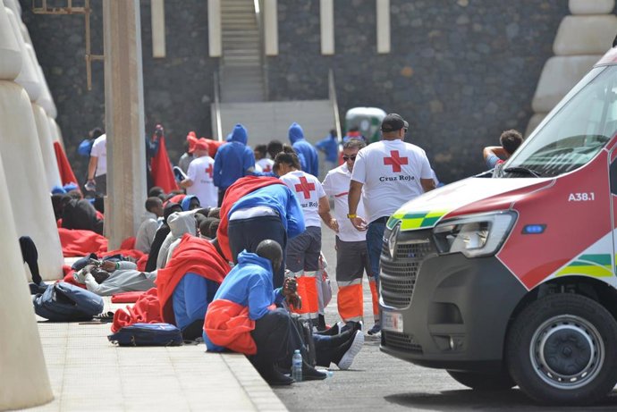 Varios inmigrantes son atendidos por los servicios de emergencias, en el Puerto de la Restinga, tras la llegada de un cayuco a comienzos de agosto