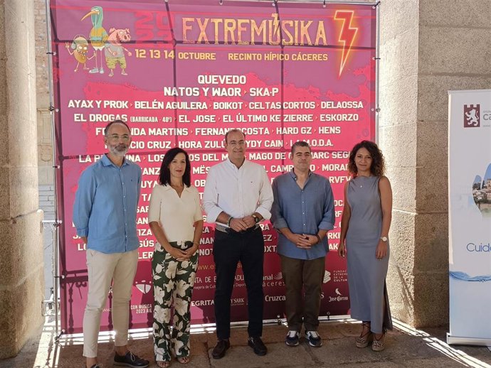 Autoridades y organizadores en la presentación del festival Extremúsika de Cáceres