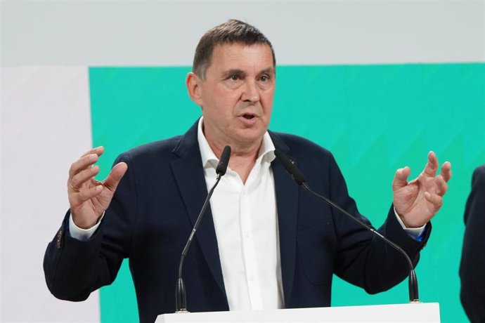 Archivo - El coordinador general de EH Bildu, Arnaldo Otegi, comparece en rueda de prensa