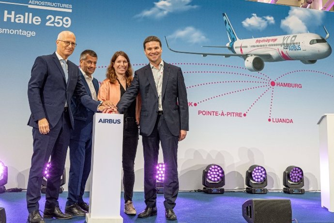 Airbus inaugura un nuevo hangar de instalación de equipos del avión A321XLR en Hamburgo (Alemania).