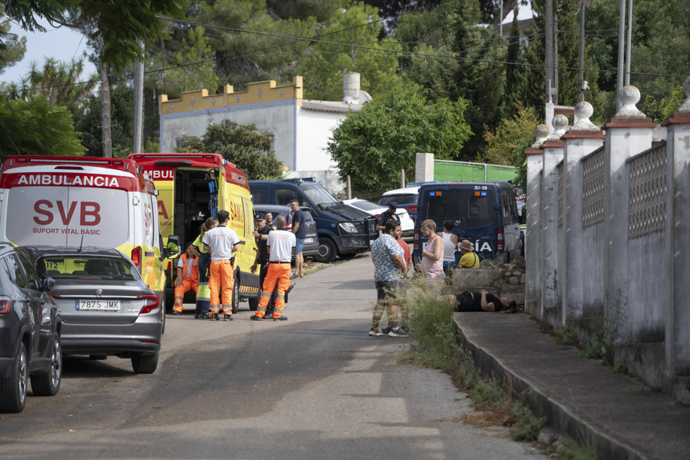 Calle donde se encuentra la vivienda en la que se ha atrincherado el policía retirado con rehenes