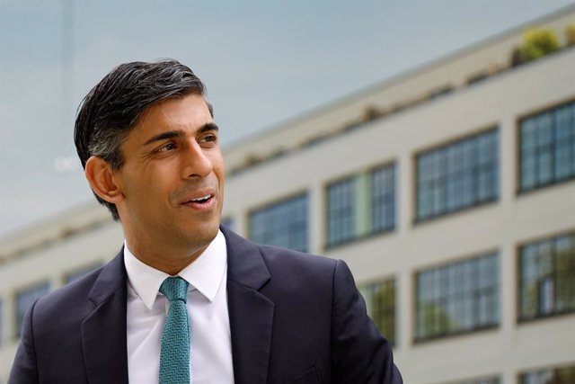 Archivo - 27 July 2023, United Kingdom, London: UK Prime Minister Rishi Sunak during a visit to Hayes Village, a new housing development under construction by Barratt Homes in Hayes, west London. Photo: Pete Cziborra/PA Wire/dpa