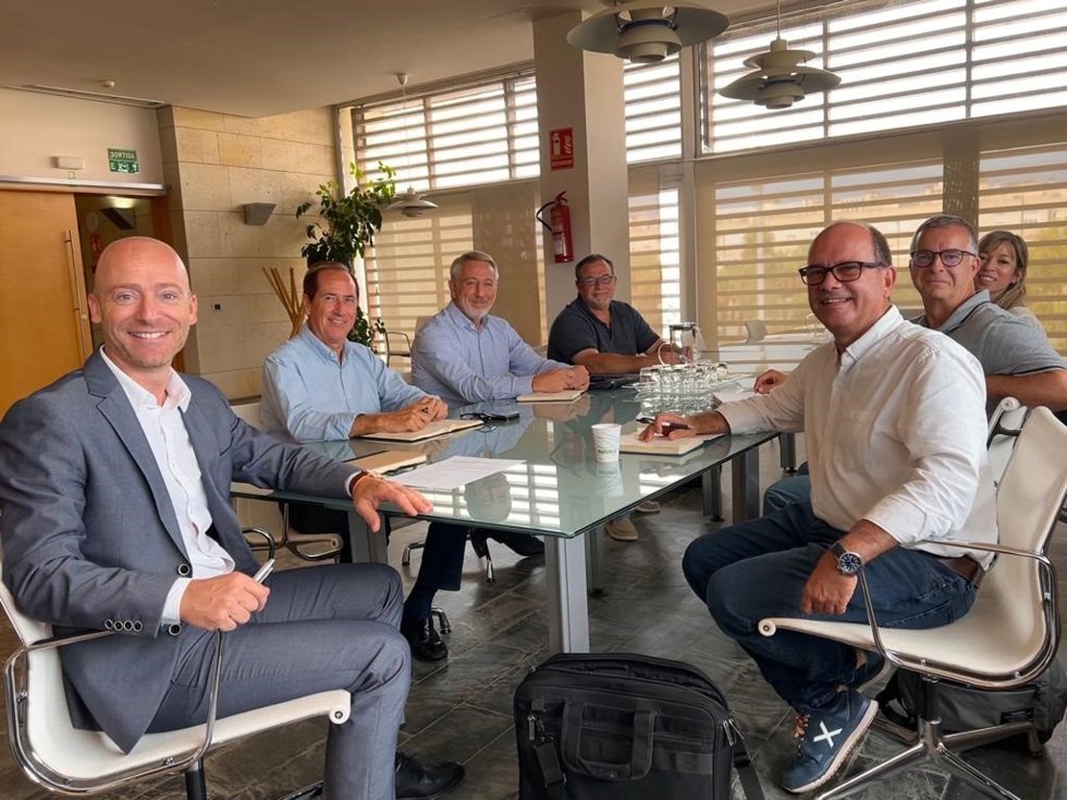 La Conselleria del Mar y el Consell de Menorca acuerdan un plan estratégico específico para la isla.