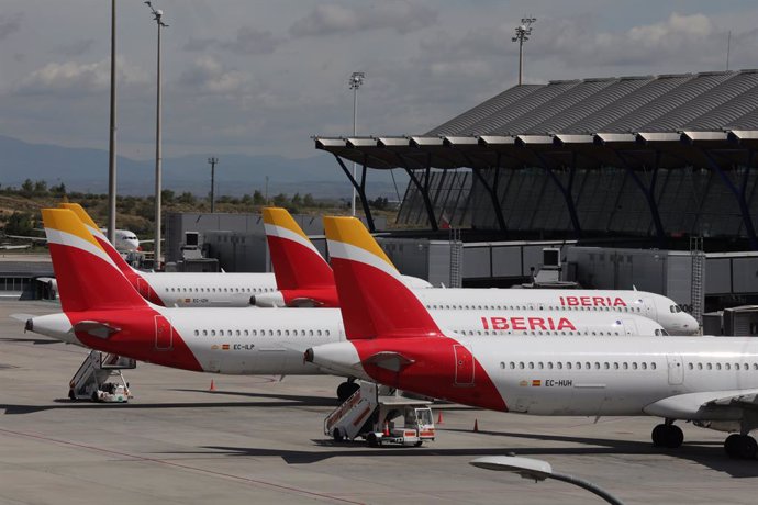 Archivo - Varios aviones de Iberia aparcados en el Aeropuerto de Madrid-Barajas Adolfo Suárez en el día 46 del estado de alarma, cuando los vuelos diarios en el aeródromo han bajado a menos 100 y los pasajeros a 3.000, una caída superior al 90 por cient